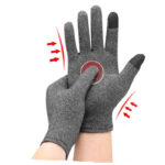 sous gants thermique chauffant gris porter par une personne sur un fond blanc