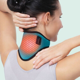 Personne de dos se portant un collier cervicales bleu se tenant la tête et l'épaules avec les mains