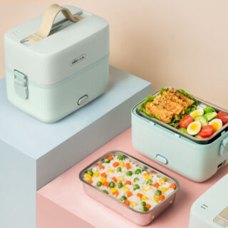 On voit deux Tupperware bleus à double niveaux qui ressemblent un peu à des bentos, mais avec un design rétro très sympathique.