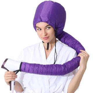 Femme qui porte un bonnet chauffant violet avec un sèche cheveux dans la main