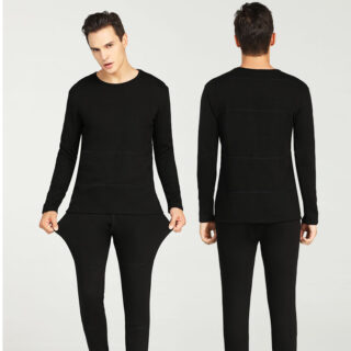 Homme portant un pantalon et un tee-shirt noir, on le voit de face et de dos.