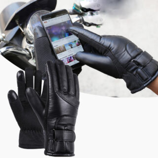 gants de moto noirs portés par un homme qui utilise son téléphone