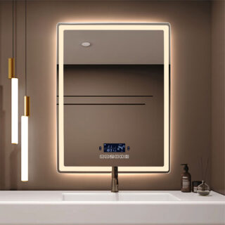 Miroir rectangulaire éclairé sur un mur beige au-dessus d'un lavabo blanc