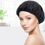 Femme qui porte un bonnet chauffant à mettre au micro-onde