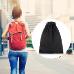 femme qui porte dans son sac le bonnet chauffant pour la tête