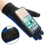 sous gants anti dérapent et tactile avec un téléphone sous un fond blanc