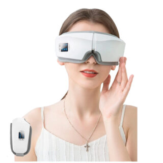 Femme brune en débardeur blanc portant un masque oculaire avec petit écran Led sur le coté gauche. Le masque est aussi présenté plié en bas de l'image