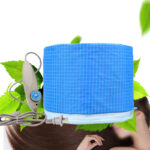Bonnet chauffant bleu pour femme avec des feuilles verte en arrière plan