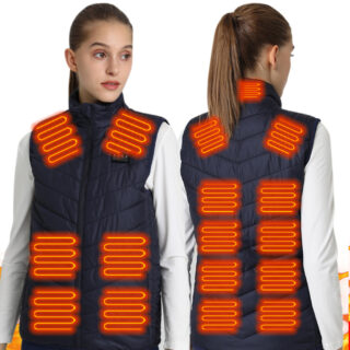 Femme portant un gilet bleu chauffant, on l'a voit de dos et de face sur un fond blanc.