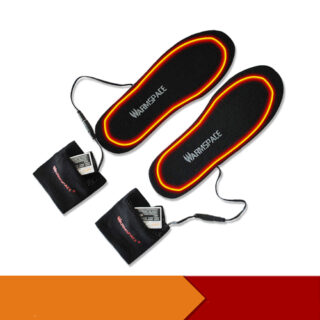 semelles chauffantes noires avec leur batterie sur un fond blanc