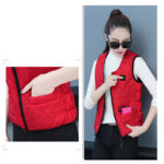 Femme portant un gilet chauffant rouge et sans manche, on voit un zoom sur la poche.