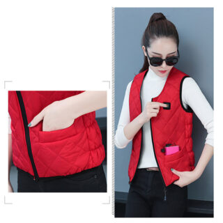 Femme portant un gilet chauffant rouge et sans manche, on voit un zoom sur la poche.