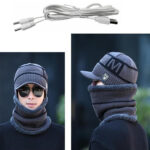un homme qui porte le tour de cou ainsi que le bonnet chauffant porte aussi des lunettes, présente un cable usb