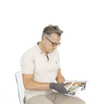 homme qui porte les sous gants thermique