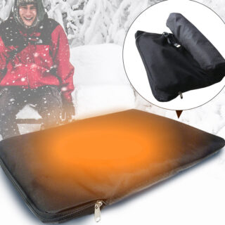 Personne assise dans la neige avec un manteau rouge et devant se trouve un coussin noir chauffant avec une tache orange dessus. Dans un rond blanc se trouve un autre coussin chauffant noir