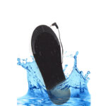 Semelle chauffante mis dans de l'eau sur un fond blanc