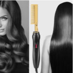 Deux photos en noir et blanc avec une femme de face aux cheveux bouclés et une autre de dos avec les cheveux lisses. Il y a un peigne chauffant doré avec le manche noir et boutons lumineux rouges au milieu