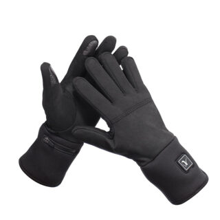 Gants noirs chauffants sur fond blanc.