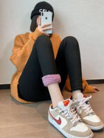 femme qui porte un legging chauffant assise par terre