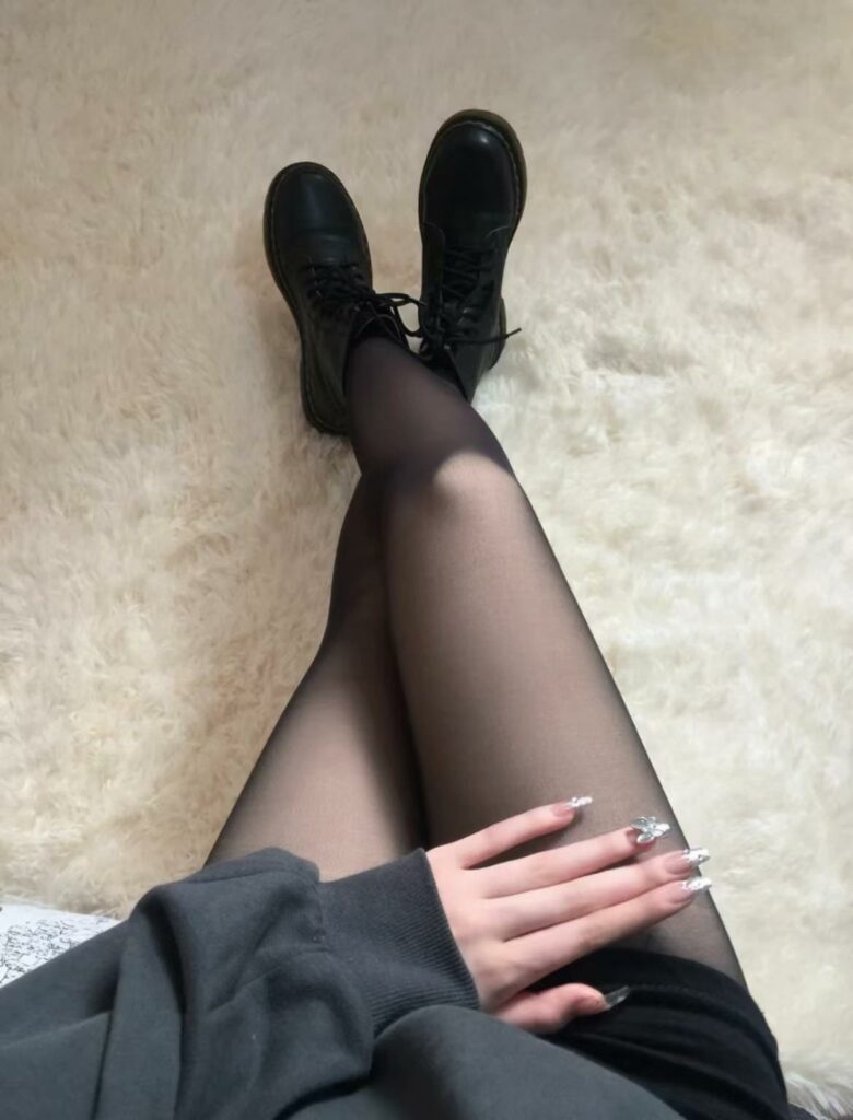 personne qui porte le collant legging avec des bottines et une jupe