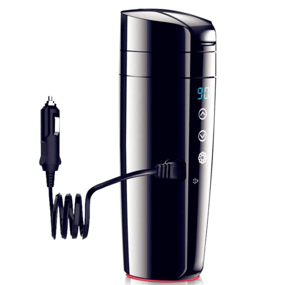Sur fond blanc, on voit un mug chauffant noir et sa prise qui se branche sur un allume-cigare. Le produit est design et moderne.