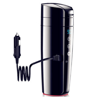 Sur fond blanc, on voit un mug chauffant noir et sa prise qui se branche sur un allume-cigare. Le produit est design et moderne.