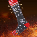 Chaussette grise et rouge avec des flocons dessus avec des flammes oranges en dessous de la chaussette