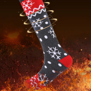 Chaussette grise et rouge avec des flocons dessus avec des flammes oranges en dessous de la chaussette