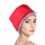 femme qui porte le bonnet chauffant rouge sur la tête
