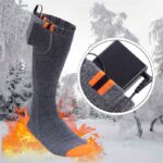 Chaussette grise à bouts oranges avec des flammes dessus avec un arrière plan de nature enneigée. Un rond avec un zoom sur le batterie se trouve à côté de la chaussette