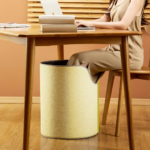 Personne à un bureau ayant les pieds dans un chauffe-pieds jaune en forme de tube