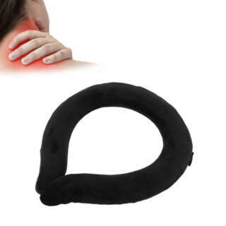 Collier chauffant noir et fin avec un personne qui se tient le cou avec la main