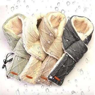 Photo d'écharpes chauffantes en tricot doublé polaire avec des gouttes d'eau