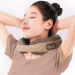 Femme brune avec les yeux fermés portant un t-shirt marron et un collier chauffant marron autour du cou