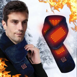 homme qui porte un tour de cou chauffant bleu dehors dans la neige