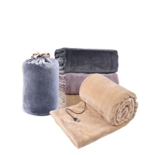 trois plaids chauffants, un gris, un jaune, un rose, pliés, derrière un autre plaid jaune partiellement déplié, et à côté d'un plaid gris dans son sac, sur fond blanc