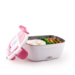 Sur fond blanc on voit un bento chauffant blanc et rose qui contient un repas avec du riz et des légumes.