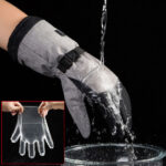 gants chauffant gris qui passe sous de l'eau