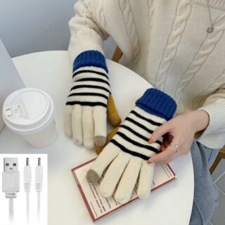 gants chauffant à rayures portés par une femme, assise à une table blanche avec un café dans une tasse en papier. Une petite ocône en bas à gauche montre la prise USB et le fil connecteur