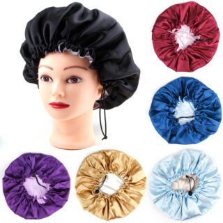 un bonnet chauffant noir pour femme porté par un mannequin, avec tout autour des bonnets de couleurs différentes