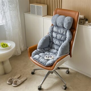 Fauteuil avec un coussin chauffant bleu posé dessus dans une pièce avec une table basse blanche, des chaussons et d'autres meubles dans la pièce.