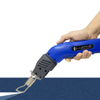 Couteau au manche bleu tenu par un homme sur un fond bleu et blanc