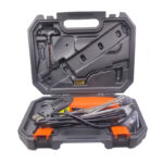 Valise grise et orange de rangement de couteau chauffant sur fond blanc