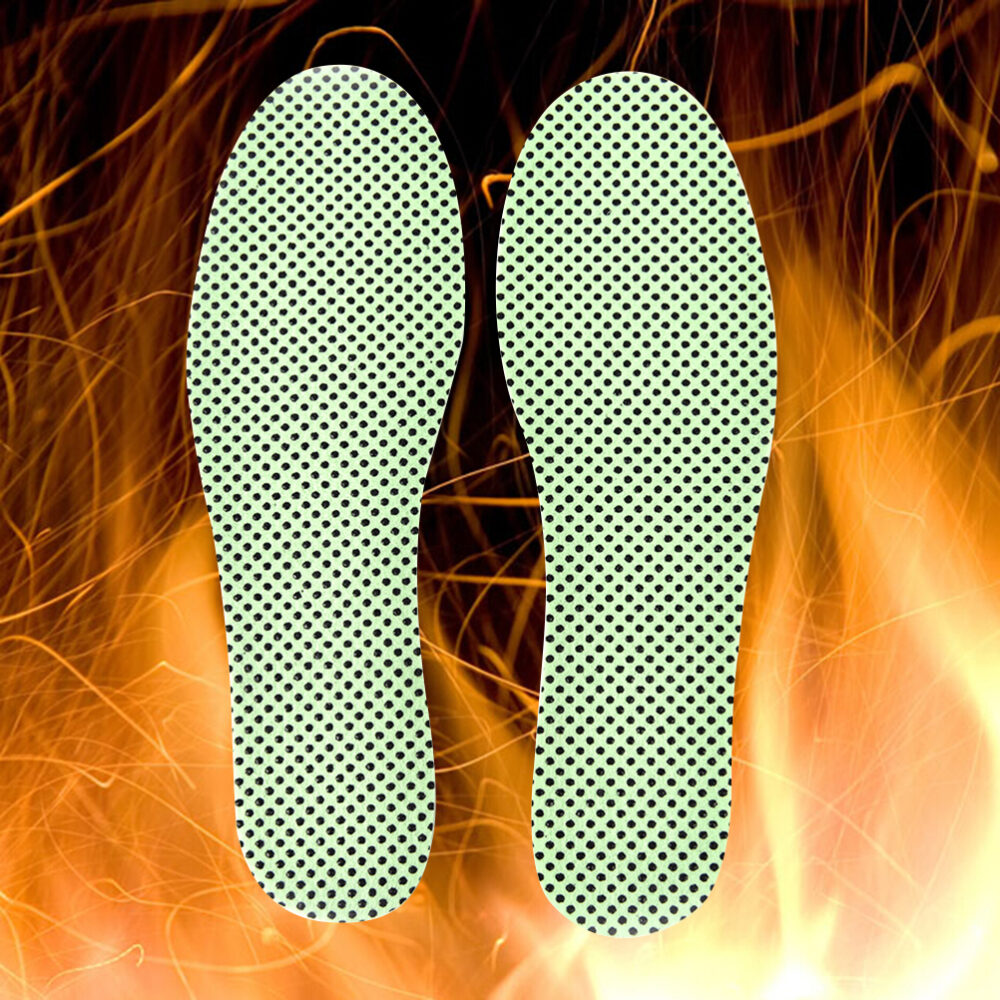 semelle auto-chauffante en tourmaline verte sur un fond avec des flammes