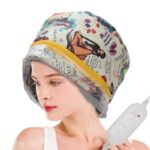 Femme portant une casque chauffant pour cheveux avec sa télécommande a la main sur un fond blanc