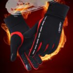 Sous gants noir et rouge thermique sur un fond avec des flammes