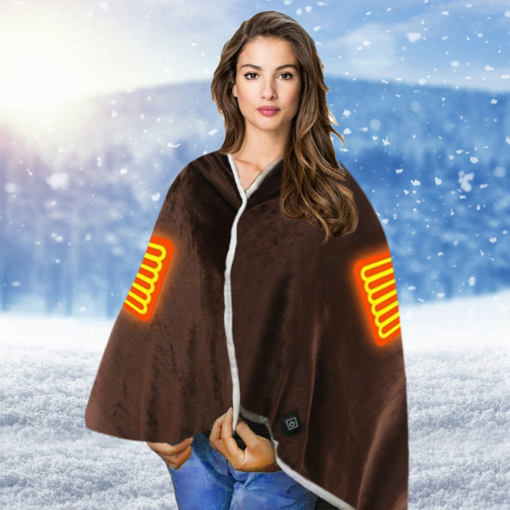 Photo d'une femme portant un poncho en peluche chauffant marron avec nu fond enneigé