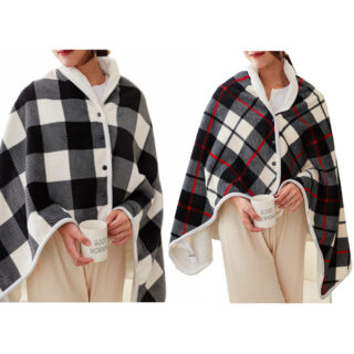 Photo d'une femme portant un poncho plaid chauffant à carreaux en peluche, 2 de différentes couleurs