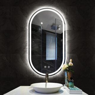 Miroir ovalaire avec éclairage sur un mur noir et au-dessus d'un lavabo blanc