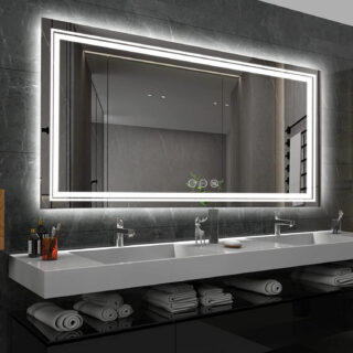 Grand miroir avec rétro éclairage sur un mur noir et au-dessus d'un lavabo blanc